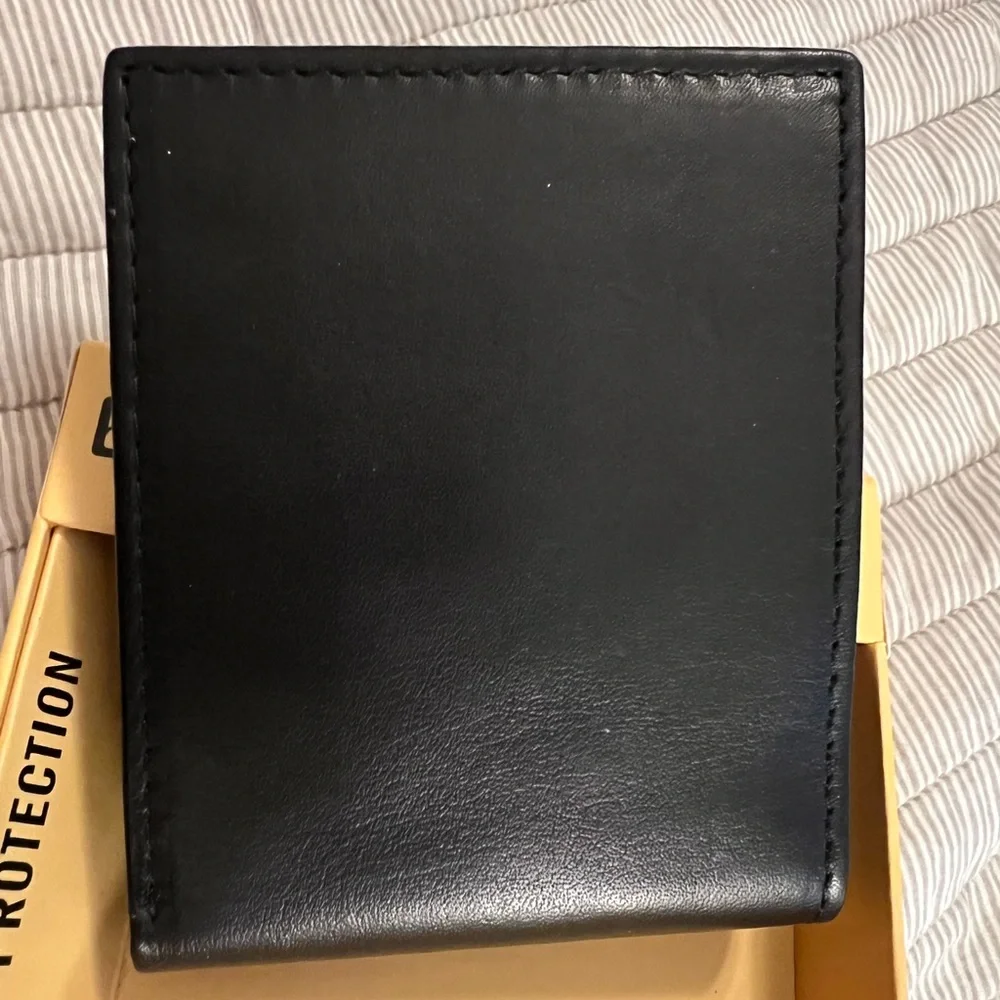 Stone Mountain RFID Traveller Black Full Grain Leather Wallet